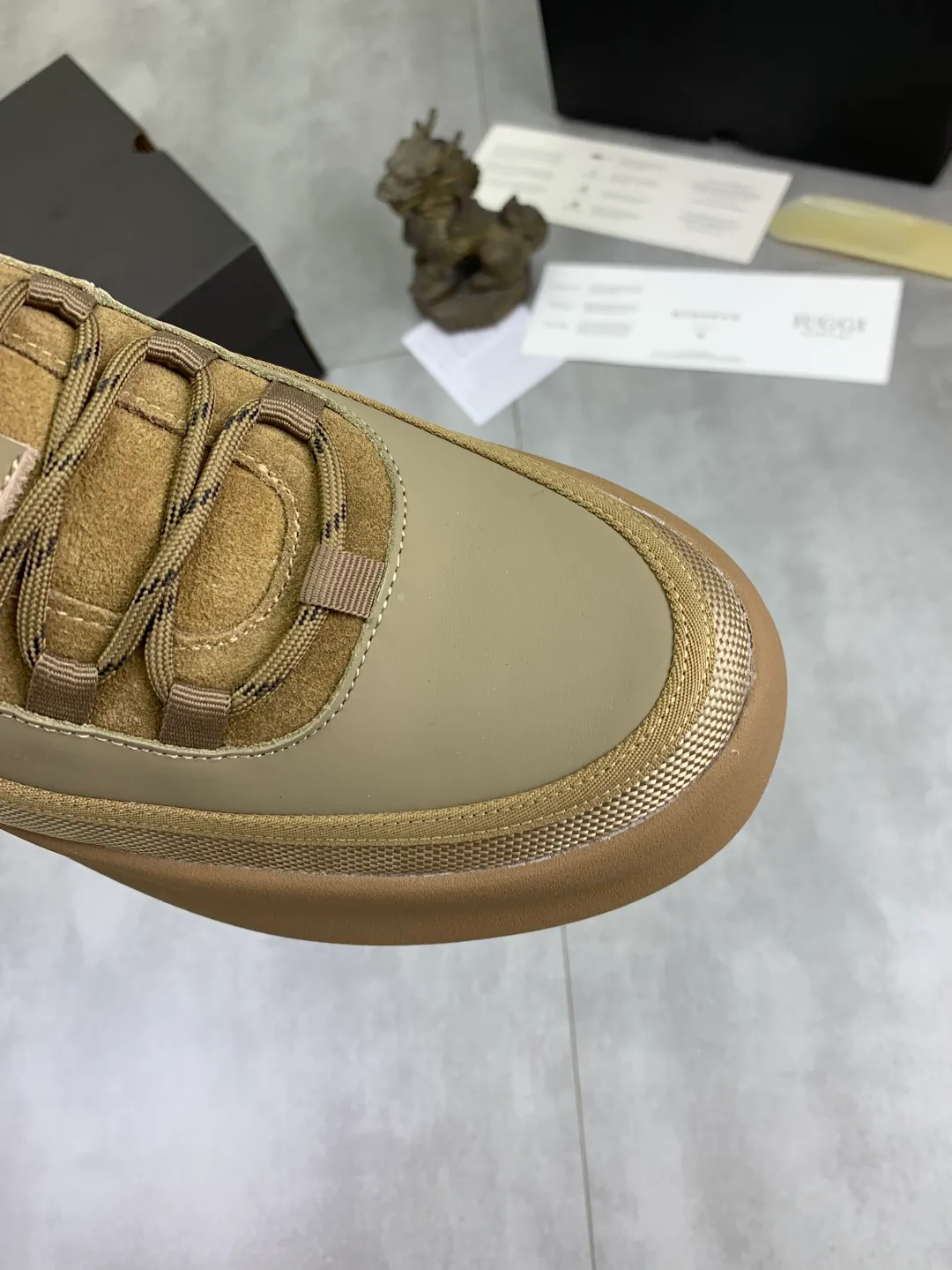 Men's shoes 💰P640 New arrival 🆕🆕🆕 New IUGGI men's shoes. Real cowhide on the outside. Australian wool on the inside. Lightweight and easy to put on. The brand logo has a high-end feel. Men's style! Men's style! Retro outdoor shoes are rarely seen on the market. They look great on the feet. Mainly because they are so stylish. Color: black, gray, maroon. Size: 39-44 999-20